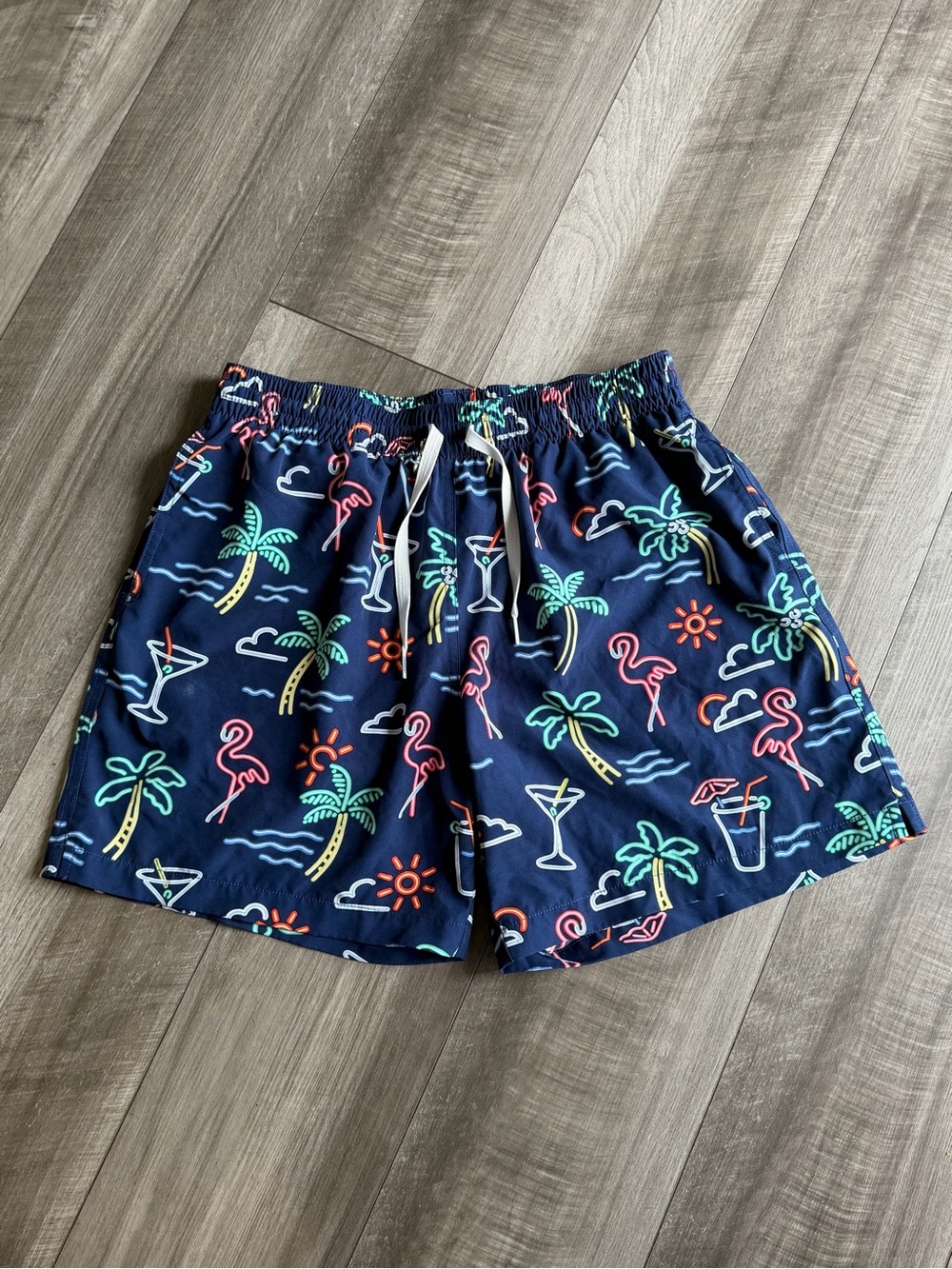Chubbies Men’s Neon Lights Classic Swim Trunks 5.5” Inseam Size Small Linerless